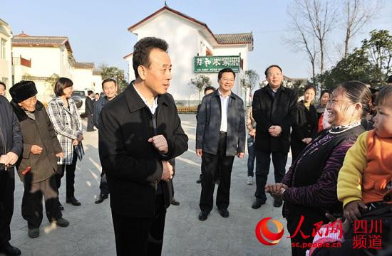 2013年12月5日，省委副书记、省长魏宏深入巴中就新农村和城市新区建设进行调研，他强调要牢牢把握党的十八届三中全会后新的改革发展机遇，加快建设幸福美丽新村，加快推进新型城镇化，全力打好扶贫开发攻坚战，让革命老区人民过上更加美好的生活。（四川省政府网站供图）