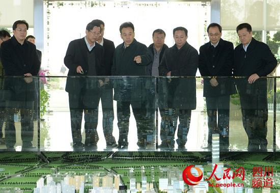 2013年12月19日，省委副书记、省长魏宏前往天府新区成都片区调研城市和产业项目建设推进情况，强调要牢牢把握新一轮改革发展机遇，进一步创新体制机制，以全球视野科学高效推进天府新区建设，加快打造引领四川经济转型升级发展新引擎。（四川省政府网站供图）