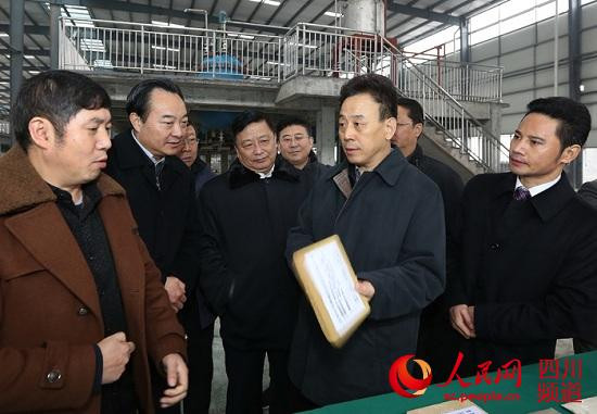 2013年12月25日到26日，省委副书记、省长魏宏在自贡市调研城乡建设和产业发展时强调，要认真贯彻落实省委经济工作暨城镇化工作会议精神，创新推进工业和城镇转型升级，加快建设幸福美丽新村，促进老工业城市持续健康发展。（四川省政府网站供图）