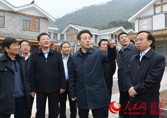 2014年2月24日下午，省委副书记、省长魏宏在邛崃市检查指导芦山地震灾后恢复重建工作时强调，要坚持将灾后重建与调优产业结构，促农增收相结合，坚持将灾后重建与深化农村改革探索实践相结合，以改革创新激活城乡要素，推动灾区可持续发展。（四川省政府网站供图）