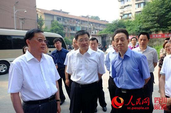 2014年6月18日，省委副书记、省长魏宏陪同住房城乡建设部党组书记陈政高一行调研成都市内燃机总厂棚户区改造项目和锦城龙苑公租房小区，并就我省危旧房棚户区改造、保障性住房建设以及房地产市场有关情况展开座谈。（四川省政府网站供图）