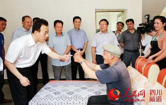 2014年6月27日，省委副书记、省长魏宏深入雅安市宝兴县和芦山县地震灾区，检查指导灾后恢复重建工作，强调要在确保质量的前提下，加快重建规划项目实施进度；要把灾后恢复重建与新农村建设和新型城镇化结合起来，创造可复制可推广的重建做法和经验。（四川省政府网站供）